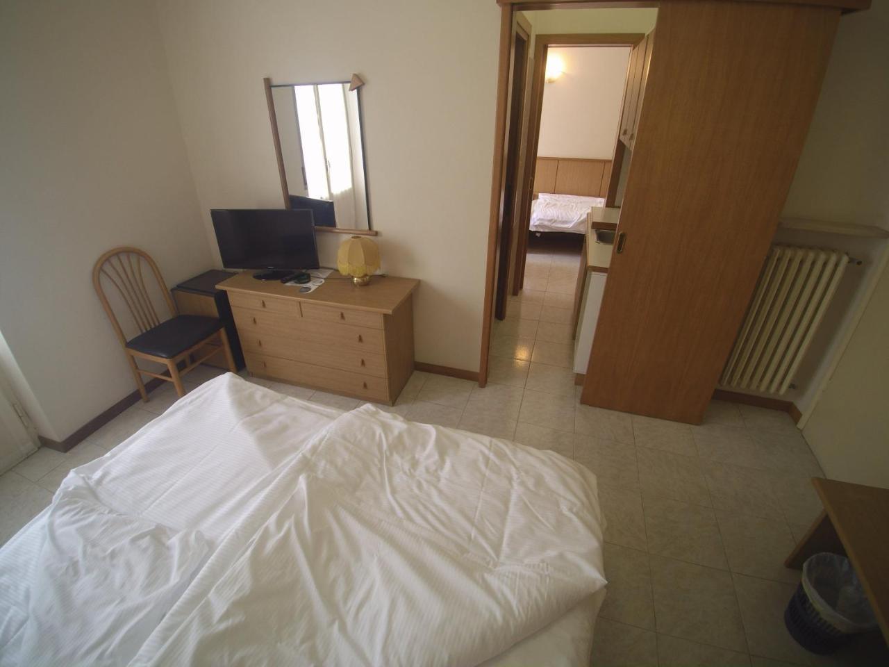 Hotel San Faustino Torri Del Benaco Quarto foto